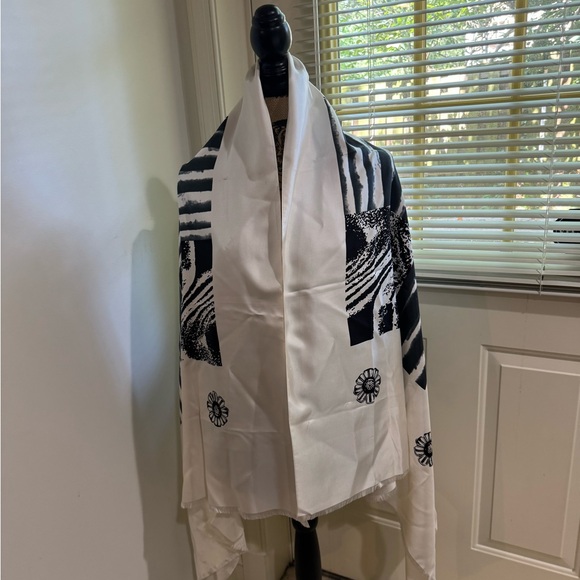 Black and White Patterned silk shawl / Scarf roughly 37”X66” - made in France - Picture 1 of 7